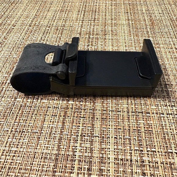 Black Steering Wheel Phone Holder - Picture 6 of 8